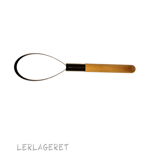 Velegnet til dekoration, afdrejning i groft ler, modellering- og gips-arbejde.
Store æggeformet slynge med et godt greb fra lerlageret.com
Den æggeformede ring måler 7,4 x 4,3 cm. Total længde 18,6 cm