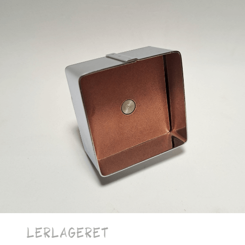 Udstikker til kakler / fliser fra lerlageret.com En rigtig nem måde at lave små kakler og fliser på.
Måler 5,6 x 5,6 cm