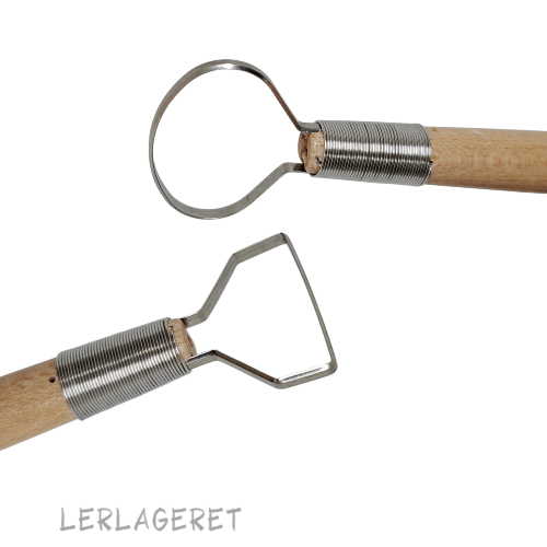Slynger fra lerlageret.com med dobbelt hoved og et godt træhåndtag.
En rigtig god "allround" slynge der kan bruges til mange forskellige formål. Som f.eks. udhuling af emner, modellering og afdrejning.
Det er klassikeren inden for slynger, den er monteret med stærke viklinger og fremstillet i skarpvalset stål der kan slibes. En slynge der holder i rigtig mange år, hvis du passer godt på den. Ca. 19 cm