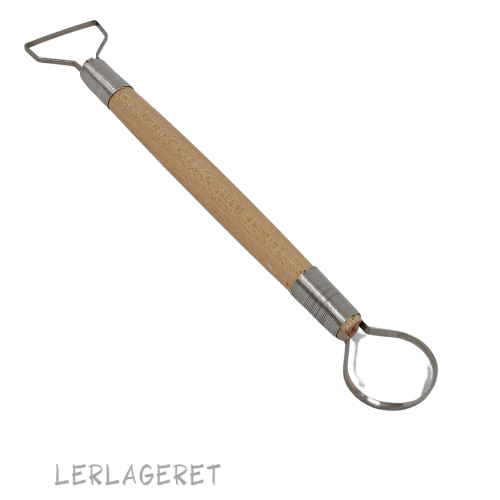 Slynger fra lerlageret.com med dobbelt hoved og et godt træhåndtag.
En rigtig god "allround" slynge der kan bruges til mange forskellige formål. Som f.eks. udhuling af emner, modellering og afdrejning.
Det er klassikeren inden for slynger, den er monteret med stærke viklinger og fremstillet i skarpvalset stål der kan slibes. En slynge der holder i rigtig mange år, hvis du passer godt på den. Ca. 19 cm
