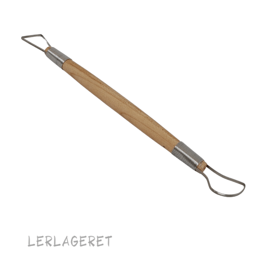 Slynger fra Lerlageret med dobbelt hoved og et godt træ-håndtag. En rigtig god "allround" slynge der kan bruges til mange forskellige formål. Som feks. udhuling af enmer, modellering og afdrejning. Slyngen der er fremstillet i skarpvalset stål kan slibes og monteret med stærke viklinger. Ca. 17 cm