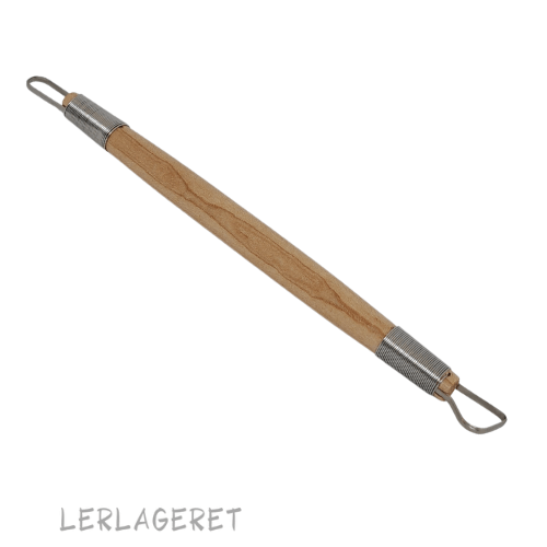 Slynger med dobbelt hoved fra lerlageret.com og et godt træhåndtag.
En rigtig god "allround" slynge der kan bruges til mange forskellige formål. Som f.eks. udhuling af emner, modellering og afdrejning.
Det er klassikeren inden for slynger, den er monteret med stærke viklinger og fremstillet i skarpvalset stål der kan slibes. En slynge der holder i rigtig mange år, hvis du passer godt på den. Ca. 17 cm