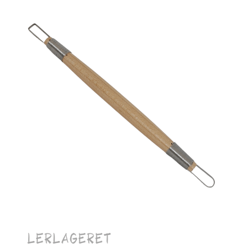 Slynger med dobbelt hoved fra lerlageret.com og et godt træhåndtag.
En rigtig god "allround" slynge der kan bruges til mange forskellige formål. Som f.eks. udhuling af emner, modellering og afdrejning.
Det er klassikeren inden for slynger, den er monteret med stærke viklinger og fremstillet i skarpvalset stål der kan slibes. En slynge der holder i rigtig mange år, hvis du passer godt på den. Ca. 17 cm