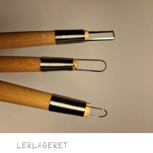 Slynger med dobbelt hoved fra lerlageret.com og et godt træhåndtag.
Et sæt med rigtig gode "allround" slynge der kan bruges til mange forskellige formål. Som f.eks. udhuling af emner, modellering og afdrejning.
Det er klassikeren inden for slynger, de er monteret med stærke viklinger og fremstillet i skarpvalset stål der kan slibes. Slynger fra lerlageret.com der holder i rigtig mange år, hvis du passer godt på dem. Ca. 16-17 cm