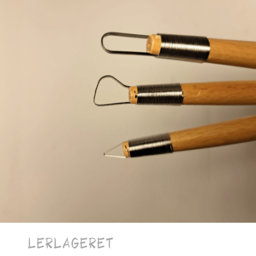 Slynger med dobbelt hoved fra lerlageret.com og et godt træhåndtag.
Et sæt med rigtig gode "allround" slynge der kan bruges til mange forskellige formål. Som f.eks. udhuling af emner, modellering og afdrejning.
Det er klassikeren inden for slynger, de er monteret med stærke viklinger og fremstillet i skarpvalset stål der kan slibes. Slynger fra lerlageret.com der holder i rigtig mange år, hvis du passer godt på dem. Ca. 16-17 cm