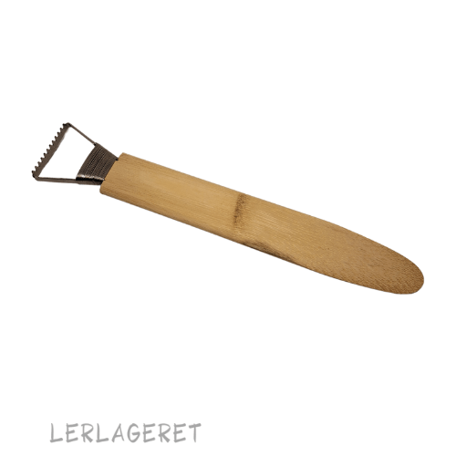 Slyngen fra lerlageret.com har et rundt modelleringsskaft, der er meget anvendelig til at glatte bunden med hvis du bruger slyngen til afdrejning.
Tænderne kan anvendes når du afdrejer hvis det du drejer af er for vådt, kan der komme bølger/gardiner der er svære at få væk. Men hvis du kører slyngen med tænderne en runde på dit emne "stresser" du bølgerne og kan dreje af igen. En rigtig god "allround" slynge der kan bruges til mange forskellige formål. Som f.eks. udhuling af emner, modellering og afdrejning.