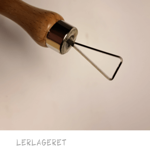 Store slynger med et træhåndtag, fra lerlageret.com der ligger godt i hånden.
Slyngerne 10 forskellige varianter.
Meget anvendeligt til modellering, dekoration og afdrejning.
Træhåndtaget måler 9,5 cm.
Meget anvendeligt til modellering, dekoration og afdrejning.
Træhåndtaget måler 9,5 cm.
Fra Lerlageret