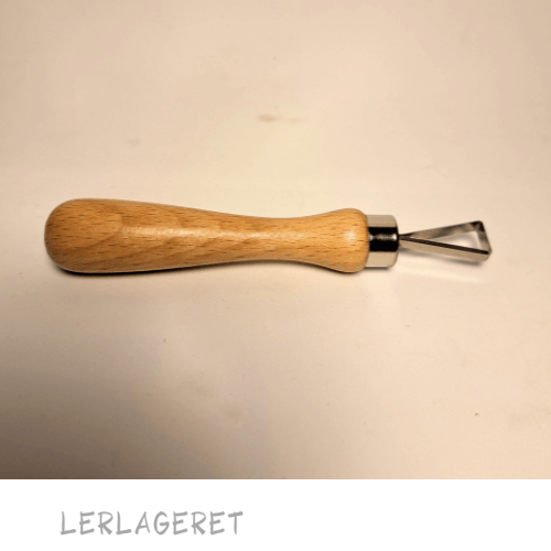 Store slynger med et træhåndtag, fra lerlageret.com der ligger godt i hånden.
Slyngerne 10 forskellige varianter.
Meget anvendeligt til modellering, dekoration og afdrejning.
Træhåndtaget måler 9,5 cm.