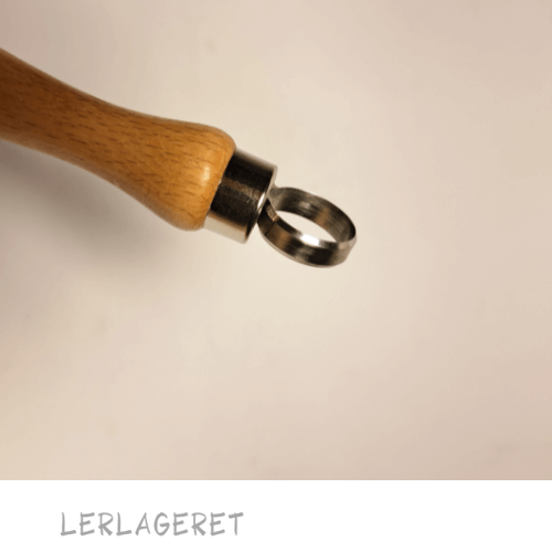 Store slynger med et træhåndtag, fra lerlageret.com der ligger godt i hånden.
Slyngerne 10 forskellige varianter.
Meget anvendeligt til modellering, dekoration og afdrejning.
Træhåndtaget måler 9,5 cm.