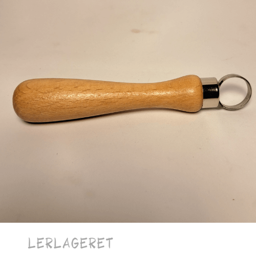 Store slynger med et træhåndtag, fra lerlageret.com der ligger godt i hånden.
Slyngerne 10 forskellige varianter.
Meget anvendeligt til modellering, dekoration og afdrejning.
Træhåndtaget måler 9,5 cm.