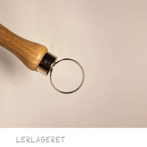 Store slynger med et træhåndtag, fra lerlageret.com der ligger godt i hånden.
Slyngerne 10 forskellige varianter.
Meget anvendeligt til modellering, dekoration og afdrejning.
Træhåndtaget måler 9,5 cm.