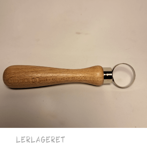 Store slynger med et træhåndtag, fra lerlageret.com der ligger godt i hånden.
Slyngerne 10 forskellige varianter.
Meget anvendeligt til modellering, dekoration og afdrejning.
Træhåndtaget måler 9,5 cm.