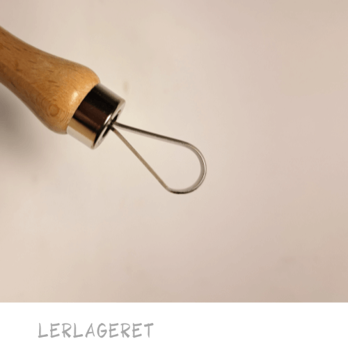 Store slynger med et træhåndtag, fra lerlageret.com der ligger godt i hånden.
Slyngerne 10 forskellige varianter.
Meget anvendeligt til modellering, dekoration og afdrejning.
Træhåndtaget måler 9,5 cm.