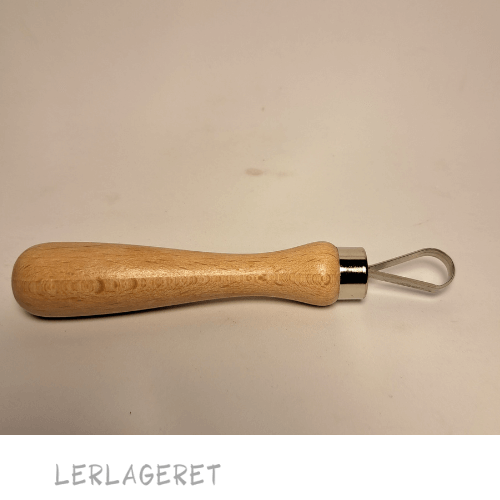 Store slynger med et træhåndtag, fra lerlageret.com der ligger godt i hånden.
Slyngerne 10 forskellige varianter.
Meget anvendeligt til modellering, dekoration og afdrejning.
Træhåndtaget måler 9,5 cm.