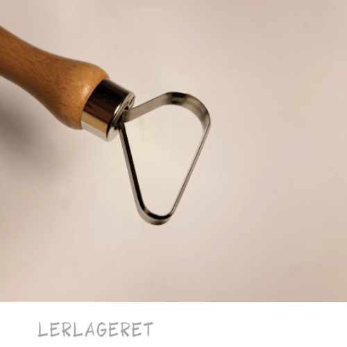 Store slynger med et træhåndtag, der ligger godt i hånden.
Slyngerne 10 forskellige varianter.
Meget anvendeligt til modellering, dekoration og afdrejning.
Træhåndtaget måler 9,5 cm.
Fra Lerlageret