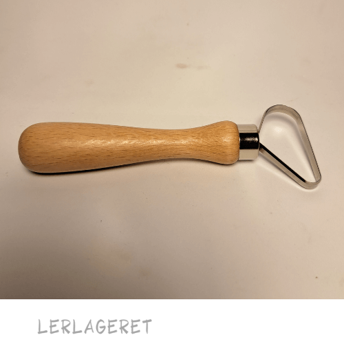 Store slynger med et træhåndtag, fra lerlageret.com der ligger godt i hånden.
Slyngerne 10 forskellige varianter.
Meget anvendeligt til modellering, dekoration og afdrejning.
Træhåndtaget måler 9,5 cm.