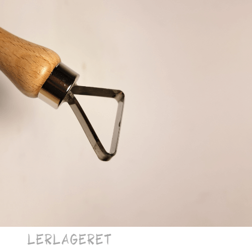Store slynger med et træhåndtag, fra lerlageret.com der ligger godt i hånden.
Slyngerne 10 forskellige varianter.
Meget anvendeligt til modellering, dekoration og afdrejning.
Træhåndtaget måler 9,5 cm.