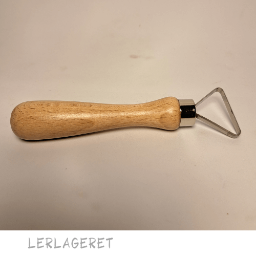 Store slynger med et træhåndtag, fra lerlageret.com der ligger godt i hånden.
Slyngerne 10 forskellige varianter.
Meget anvendeligt til modellering, dekoration og afdrejning.
Træhåndtaget måler 9,5 cm.