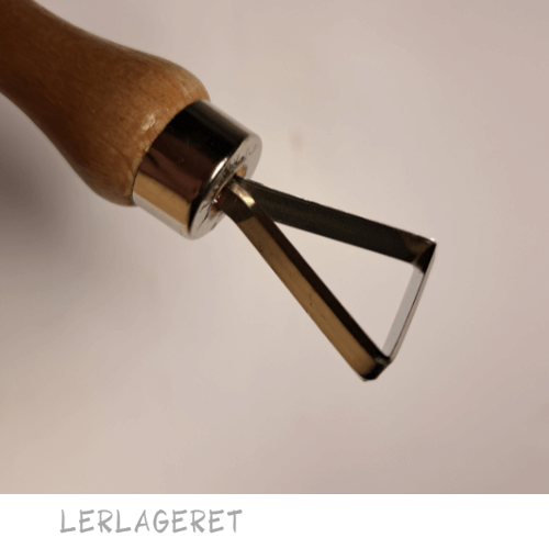 Store slynger med et træhåndtag, fra lerlageret.com der ligger godt i hånden.
Slyngerne 10 forskellige varianter.
Meget anvendeligt til modellering, dekoration og afdrejning.
Træhåndtaget måler 9,5 cm.