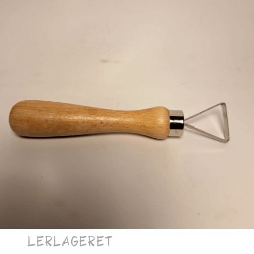 Store slynger med et træhåndtag, fra lerlageret.com der ligger godt i hånden.
Slyngerne 10 forskellige varianter.
Meget anvendeligt til modellering, dekoration og afdrejning.
Træhåndtaget måler 9,5 cm.
