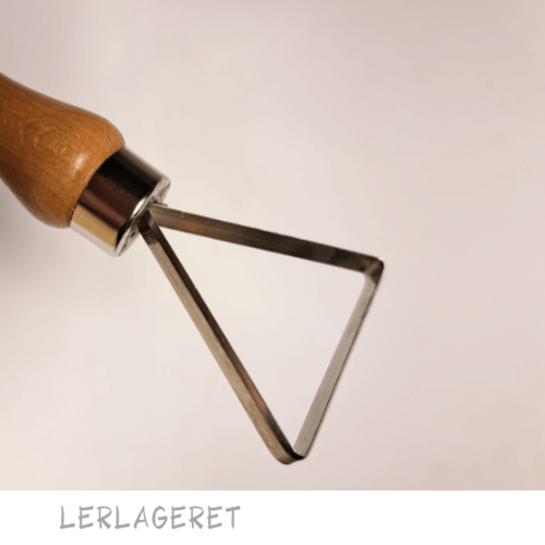 Store slynger med et træhåndtag, fra lerlageret.com der ligger godt i hånden.
Slyngerne 10 forskellige varianter.
Meget anvendeligt til modellering, dekoration og afdrejning.
Træhåndtaget måler 9,5 cm.