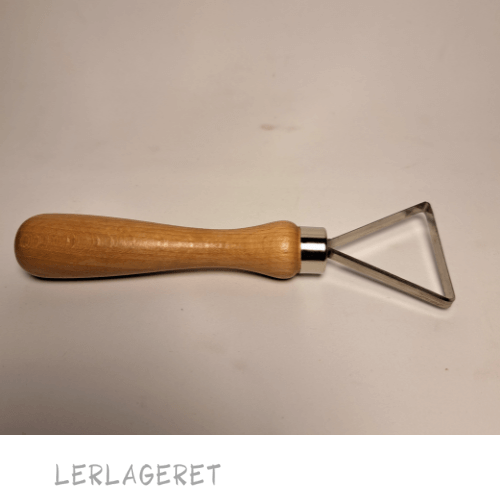 Store slynger med et træhåndtag, fra lerlageret.com der ligger godt i hånden.
Slyngerne 10 forskellige varianter.
Meget anvendeligt til modellering, dekoration og afdrejning.
Træhåndtaget måler 9,5 cm.