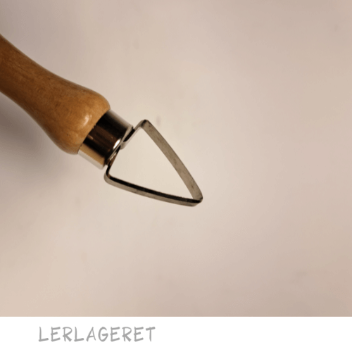 Store slynger med et træhåndtag, fra lerlageret.com der ligger godt i hånden.
Slyngerne 10 forskellige varianter.
Meget anvendeligt til modellering, dekoration og afdrejning.
Træhåndtaget måler 9,5 cm.