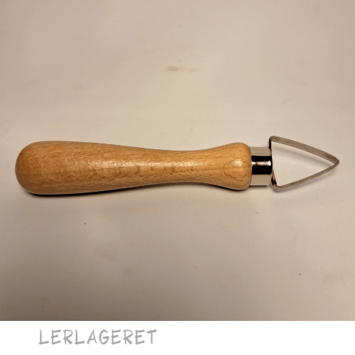 Store slynger med et træhåndtag, fra lerlageret.com der ligger godt i hånden.
Slyngerne 10 forskellige varianter.
Meget anvendeligt til modellering, dekoration og afdrejning.
Træhåndtaget måler 9,5 cm.