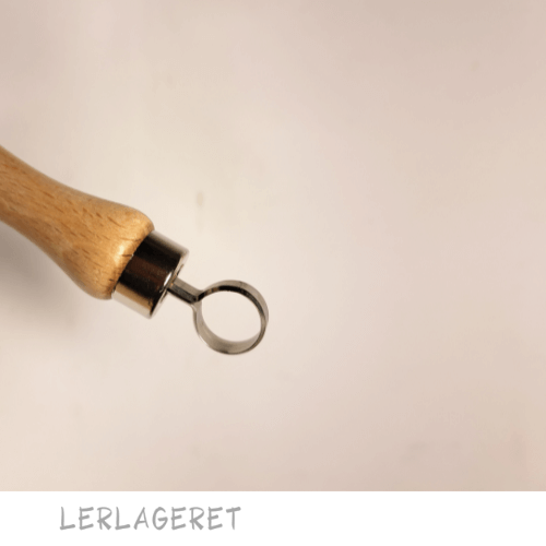 Store slynger med et træhåndtag, fra lerlageret.com der ligger godt i hånden.
Slyngerne 10 forskellige varianter.
Meget anvendeligt til modellering, dekoration og afdrejning.
Træhåndtaget måler 9,5 cm.