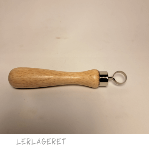 Store slynger med et træhåndtag, fra lerlageret.com der ligger godt i hånden.
Slyngerne 10 forskellige varianter.
Meget anvendeligt til modellering, dekoration og afdrejning.
Træhåndtaget måler 9,5 cm.