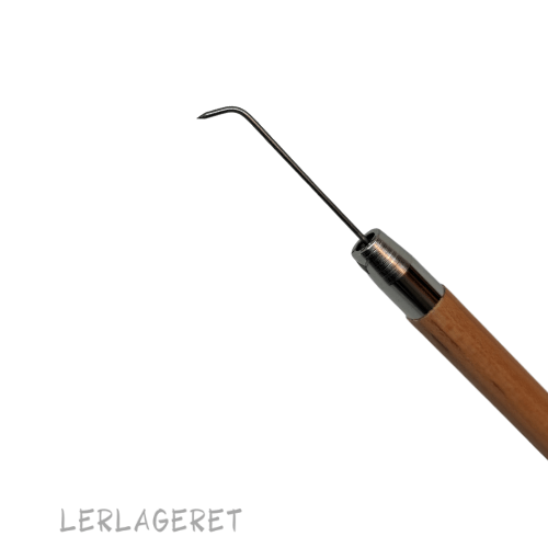 Lille fin graverings nål, med træhåndtag.
Kan også bruges som pottemagernål og med bøjningen er den god til at prikke lufthuller ud med indvendig i f.eks. kopper. 14 cm.