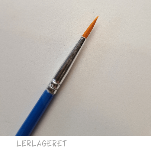 Små fine pensler 2 forskellige slags Spids 1 cm. lang ca. 2mm bred. Flad: 1 cm. lang ca. 5mm bred. Skaftet er 12,5 cm lang på alle pensler. Inden du benytter dine nyindkøbte pensler, skal du skylle hårene under varmt vand. Penslerne er ikke lavet i naturmaterialer.