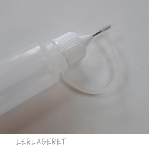 Anvendes til dekoration med glasur og begitning.
Dekorationsflasken der er lavet i plast, kan indeholde 35cl.
Ass. farve på låg.
I pakker med 4stk. medfølger der en lille tragt.
Tragten kan også købes løs hos lerlageret.com