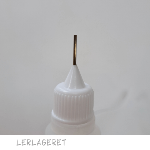 Anvendes til dekoration med glasur og begitning.
Dekorationsflasken der er lavet i plast, kan indeholde 35cl.
Ass. farve på låg.
I pakker med 4stk. medfølger der en lille tragt.
Tragten kan også købes løs hos lerlageret.com