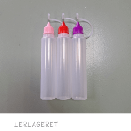 Anvendes til dekoration med glasur og begitning.
Dekorationsflasken der er lavet i plast, kan indeholde 35cl.
Ass. farve på låg.
I pakker med 4stk. medfølger der en lille tragt.
Tragten kan også købes løs hos lerlageret.com
