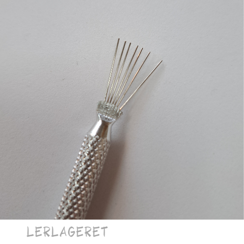 Dekorationsbørsten i aluminium, er yderst anvendelig til at ride med når emner skal samles med slikker. Den kan også bruges til at dekorere med og til at raspe overfladen med for at få en grov struktur.
15 cm.