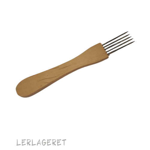 Yderst effektiv til at ridse og dekorere med på store flader. Kan også bruges til at prikke f.eks. kiks med så de ikke bøjer i brænding. Kiks, er ler plader, beregnet til at sætte under dine emner når du glasurbrænder, for at beskytte dine ovnplader.