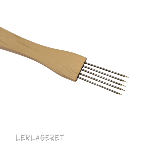 Yderst effektiv til at ridse og dekorere med på store flader. Kan også bruges til at prikke f.eks. kiks med så de ikke bøjer i brænding. Kiks, er ler plader, beregnet til at sætte under dine emner når du glasurbrænder, for at beskytte dine ovnplader.