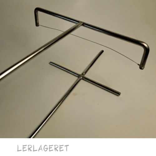 Glasurtang fra lerlageret.com Denne glasurtang er udviklet særligt til kopper og passer til de fleste. Tangen er udstyret med en god fjeder, så den er nem at bruge.