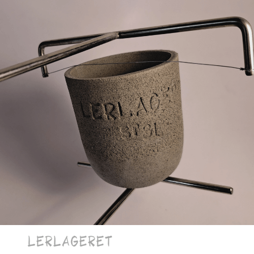 Glasurtang fra lerlageret.com Denne glasurtang er udviklet særligt til kopper og passer til de fleste. Tangen er udstyret med en god fjeder, så den er nem at bruge.