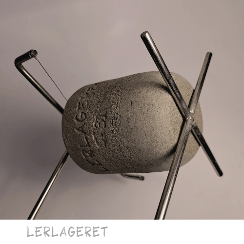 Glasurtang fra lerlageret.com Denne glasurtang er udviklet særligt til kopper og passer til de fleste. Tangen er udstyret med en god fjeder, så den er nem at bruge.