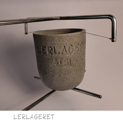 Glasurtang fra lerlageret.com Denne glasurtang er udviklet særligt til kopper og passer til de fleste. Tangen er udstyret med en god fjeder, så den er nem at bruge.
