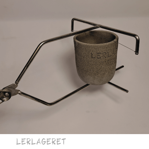 Glasurtang fra lerlageret.com Denne glasurtang er udviklet særligt til kopper og passer til de fleste. Tangen er udstyret med en god fjeder, så den er nem at bruge.