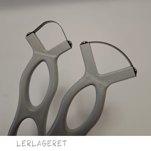Dobbelt slynge med et godt håndtag af plast fra lerlageret.com
Slyngen er skarp og fungerer perfekt til dekoration, som carving, hvor du skærer i læderhårdt ler. Der er en smal bue i den ene ende og en bred bue i den anden ende.
Ca. 12,5 cm.