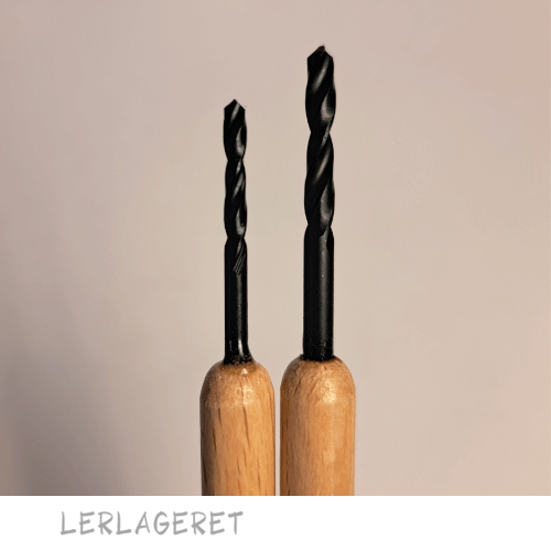 Boreværktøj fra Lerlageret.com perfekt til rensning af huller og til at bore i tørt ler.
Er også fin som dekorationsværktøj til at lave fine fordybninger med.
Der er to forskellige bor Ø3 og Ø2, med en godt træhåndtag, så den er nem at bruge.