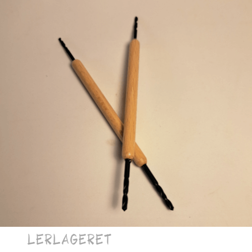Boreværktøj fra Lerlageret.com perfekt til rensning af huller og til at bore i tørt ler.
Er også fin som dekorationsværktøj til at lave fine fordybninger med.
Der er to forskellige bor Ø3 og Ø2, med en godt træhåndtag, så den er nem at bruge.