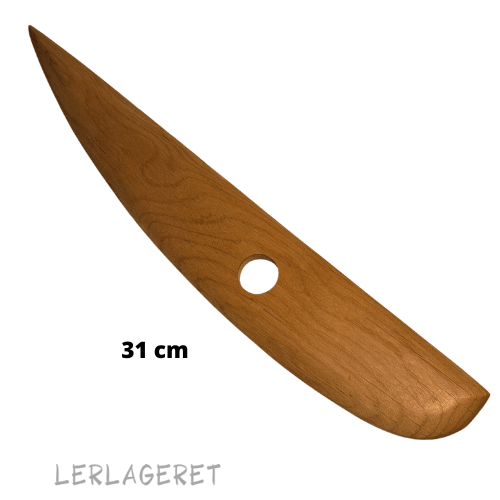 Stor skinne i træ fra lerlageret.com
Nærmest uundværlig når du skal dreje store fade, skåle og tallerkner.
Træskinderne ligger godt i hånden når du arbejder med dem. Selv våde ler-fingre kan holde fast, når du med tommel- og pegefinger bruger hullet i skinnen til at styre med.
31 cm lang og 5 cm. på det bredeste sted.