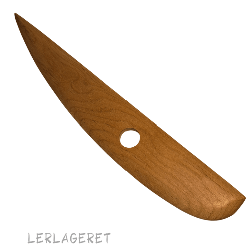 Stor skinne i træ fra lerlageret.com
Nærmest uundværlig når du skal dreje store fade, skåle og tallerkner.
Træskinderne ligger godt i hånden når du arbejder med dem. Selv våde ler-fingre kan holde fast, når du med tommel- og pegefinger bruger hullet i skinnen til at styre med.
31 cm lang og 5 cm. på det bredeste sted.