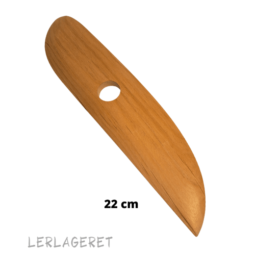 Stor skinne i træ fra lerlageret.com
Nærmest uundværlig når du skal dreje store fade, skåle og tallerkner.
Træskinderne ligger godt i hånden når du arbejder med dem. Selv våde ler-fingre kan holde fast, når du med tommel- og pegefinger bruger hullet i skinnen til at styre med.