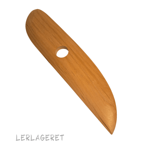 Store træ skinner fra Lerlageret.com Nærmest uundværlig når du skal dreje store fade, skåle og tallerkner.
Træskinderne ligger godt i hånden når du arbejder med dem. Selv våde ler-fingre kan holde fast, når du med tommel- og pegefinger bruger hullet i skinnen til at styre med.
17,5 cm lang og 7 cm. på det bredeste sted.
Sælges også som sæt med 4 store forskellige skinner
22 cm lang og 5 cm. på det bredeste sted.